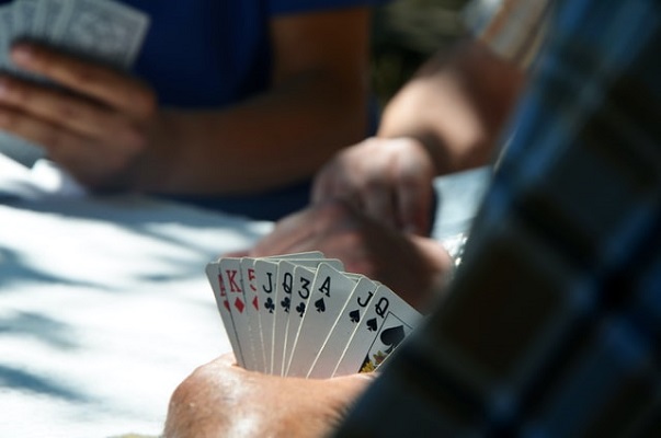 Pokerikortit käsissä